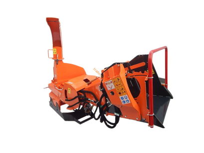 Rębak zrębkowy z hydraulicznym systemem wciagania gałęzi WC52R